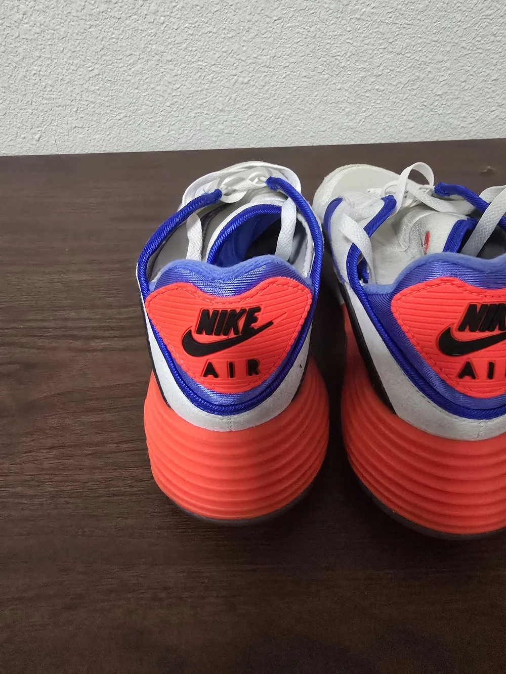 Nike Air Retro White Blue Orange Runner Sneakers